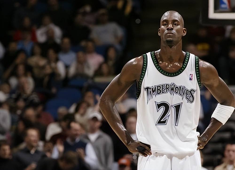 孙颖莎战胜米特兰姆，王楚钦不敌弗朗西斯卡，被对方反手限制（孙颖莎力克米特兰姆，王楚钦负于弗朗西斯卡遭其反手压制）