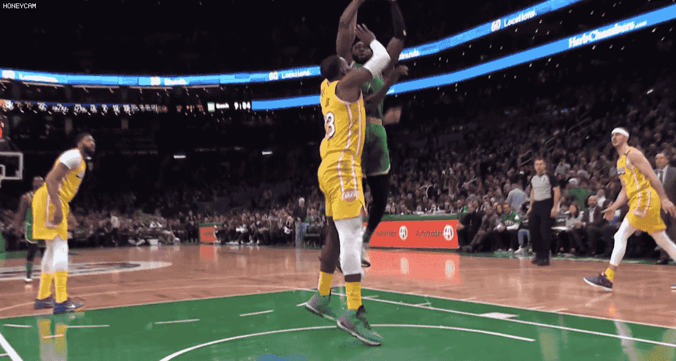 皇马：“嘿，你的益达。”利物浦：“不，是你的益达。”（皇马：“给，你的益达。”利物浦：“不对，还是你的。”）