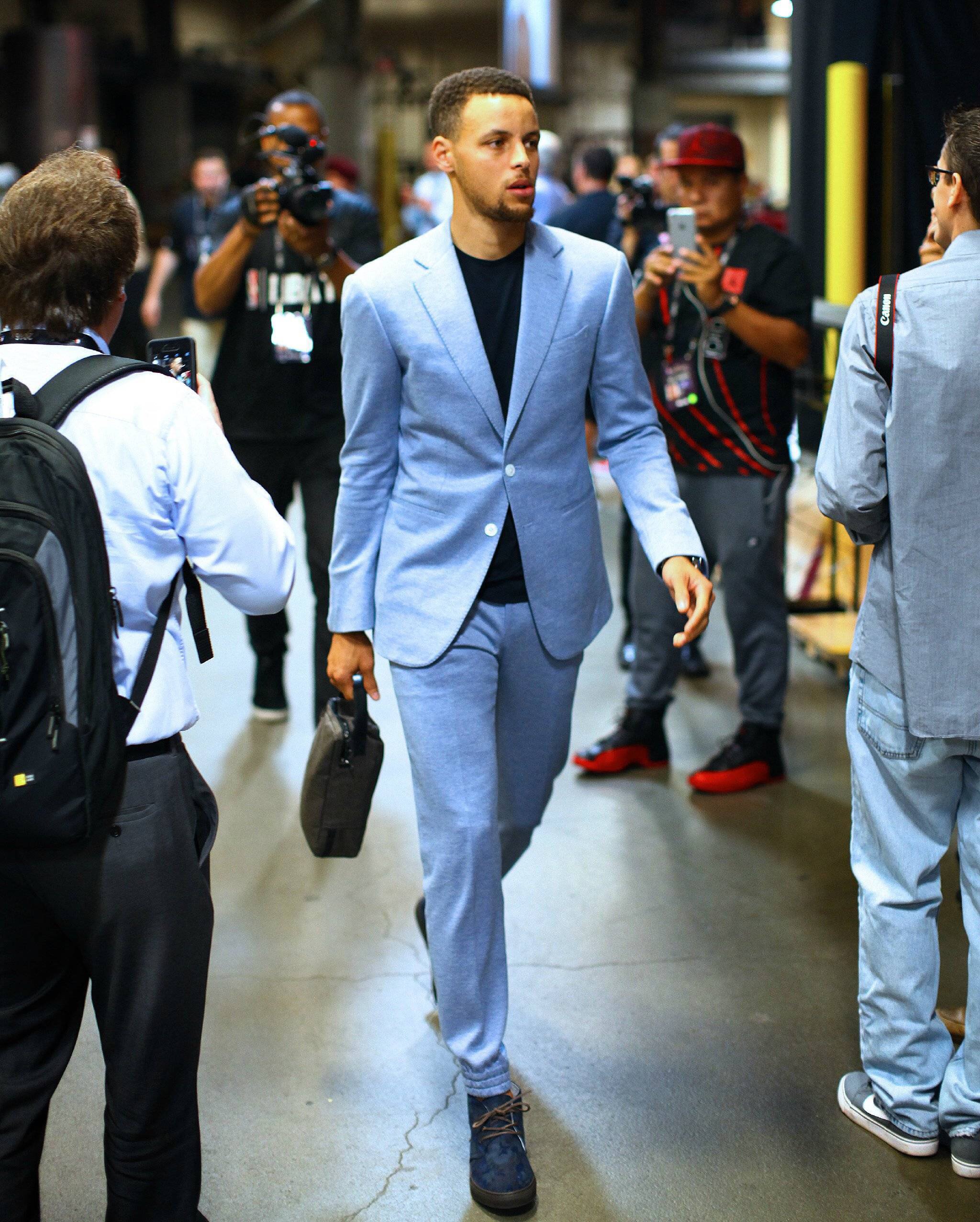 阿莱格里：防守是全队的事，要想赢得比赛就必须弄脏裤子（阿莱格里：防守需全员参与，想赢球就得不怕弄脏球衣）