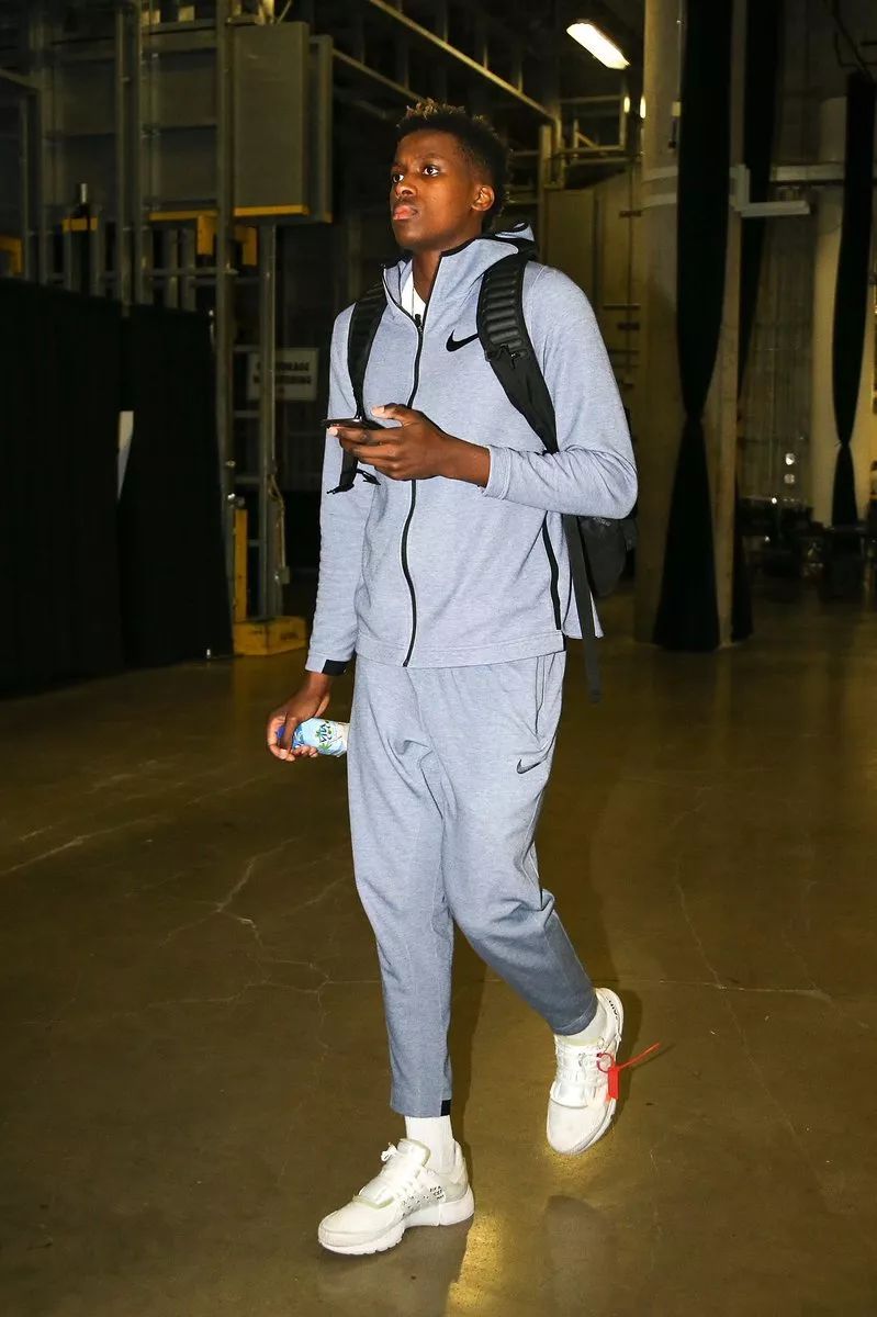 冲击全明星！杜伦半场9投6中&罚球5中4 得到16分6板1帽（杜伦半场高效16分6板1帽：9投6中、罚球5罚4中，剑指全明星）