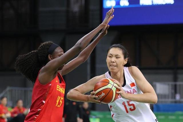 雷迪克：我们的防守轮转会越来越好 节末关键时段防守表现糟糕（雷迪克：防守轮转会持续改进，但节末关键时段的防守发挥不佳）