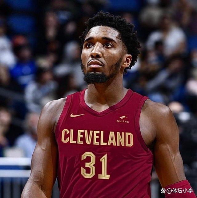 威少展现惊人手感，连续三分球如雨点般落下（威少手感火热，三分球接连命中如雨）