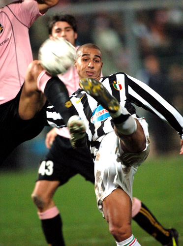 利物浦欲出售左后卫齐米卡斯，因其不愿离开安菲尔德，而其他球员面临竞争。（利物浦考虑出售齐米卡斯，球员意愿留守安菲尔德，队内其他位置竞争激烈）