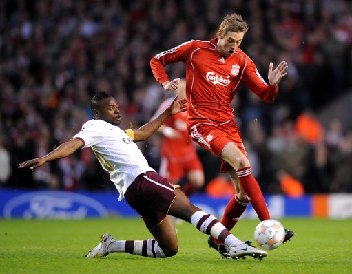 球员飞踹裁判！川超回应：加强管理，由公安机关进行调查处理（球员飞踹裁判，川超回应：强化管理并移交公安调查）