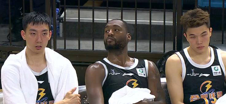 多纳鲁马：1-2之后我们就放弃了比赛，这绝对不应该发生（多纳鲁马：在1-2落后时我们选择了放弃，这种情况不该发生）