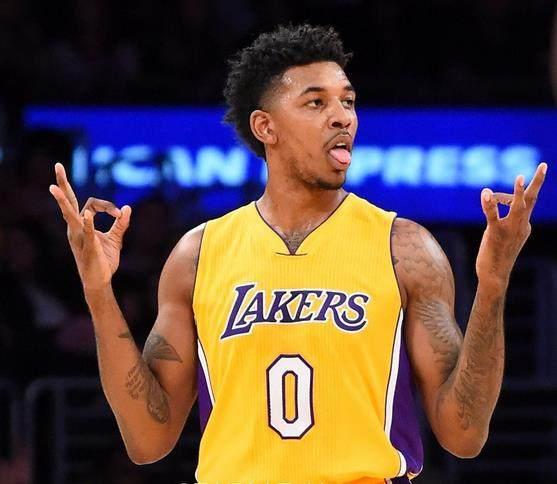 就是双标欺负你！8失误被他表扬，转头就批评小杨，斯普利特不装了（赤裸裸的双标！8次失误被夸，小杨却遭批评，斯普利特不再装了）