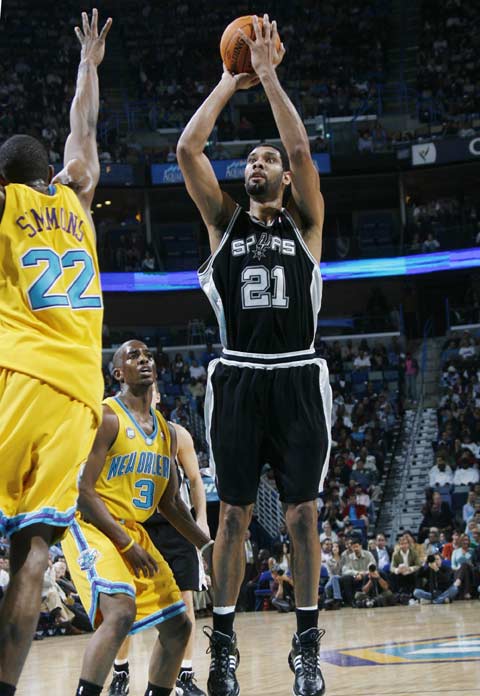 波兰足协谴责投掷烟火球迷：绝不容忍任何违反安全规定的行为（波兰足协痛斥向场内投掷烟火的球迷：对任何破坏安全的行为零容忍）