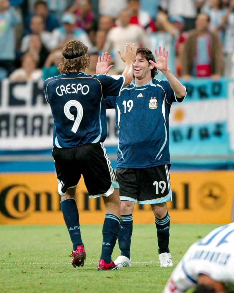 每体：梅西晚饭后去了诺坎普，今晨坐飞机前往国家队报到（每体：梅西晚餐后现身诺坎普，今晨乘机前往国家队报到）