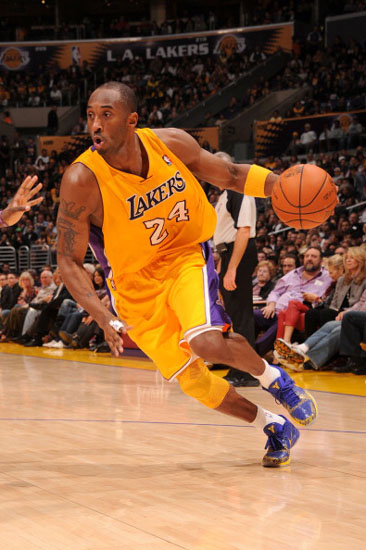 阿森纳豪掷千金破纪录 数据示客场小胜曼联（阿森纳重金投入创纪录 统计显示客场险胜曼联）