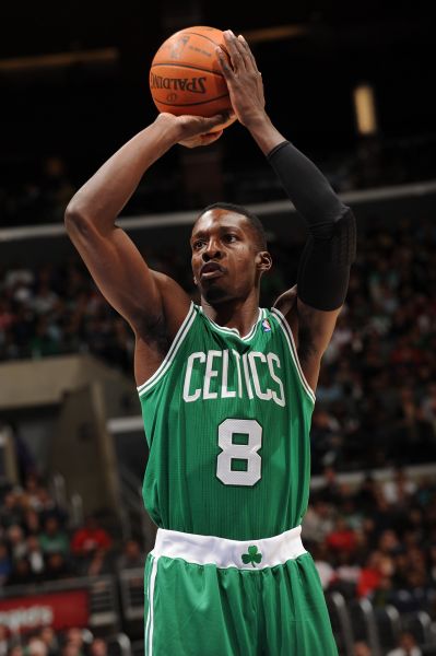 打替补这么猛？波杰13中7得21分8板7助 得分篮板助攻皆球队最高（替补爆发！波杰13投7中砍21分8篮板7助攻，三项数据均队内最高）