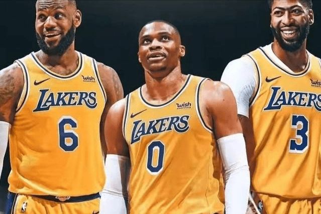 6场比赛狂砍230分！爱德华兹近6场场均命中5记三分（6战轰下230分！爱德华兹近6场场均命中5个三分）