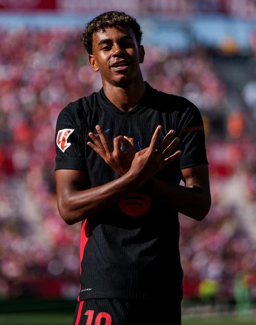 奥尔莫：我们信任弗里克的战术理念，队内大家都步调一致（奥尔莫：全队认可弗里克的战术思路，内部步调高度一致）