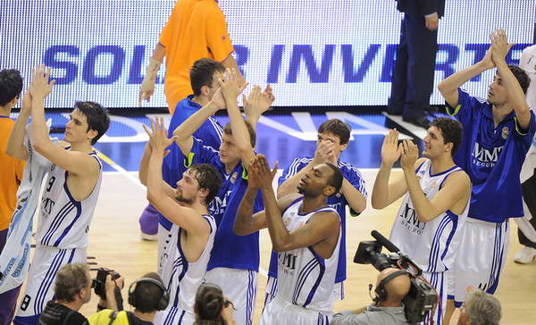 奎因高效表现助力球队胜利，完美诠释篮球精神（奎因高效发挥带队取胜，尽显篮球精神）