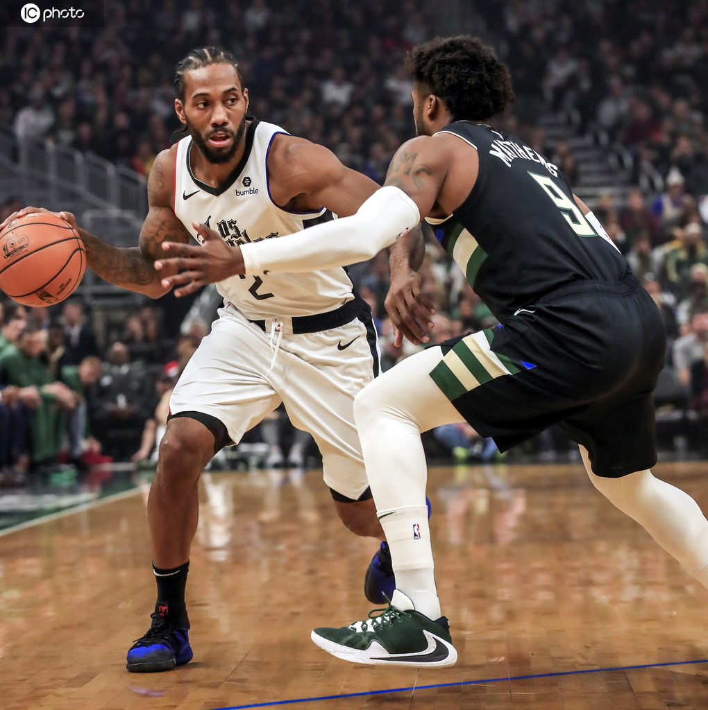 玻利维亚杯发生大规模斗殴，17人被罚下，警方被迫使用催泪瓦斯（玻利维亚杯爆发群殴：17人被罚下，警方动用催泪瓦斯）