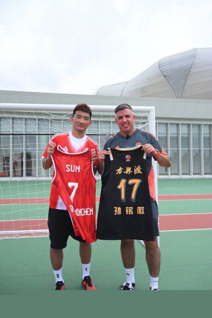 TA：桑切斯最近在逐渐进步，他已成为英超最可靠的门将之一（TA：桑切斯状态稳步提升，已跻身英超最可靠门将行列）