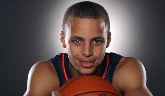 每体：阿根廷队在西班牙集训，球迷热情高涨只为一睹梅西风采（每体：阿根廷西班牙备战，球迷涌动只为一睹梅西）