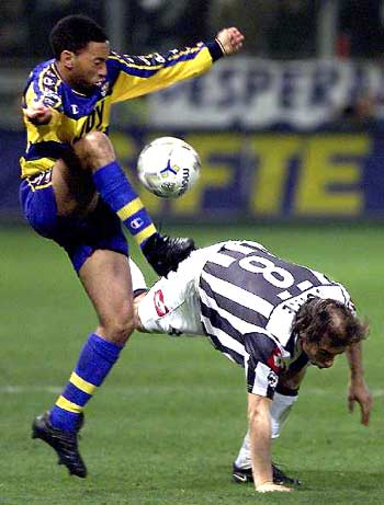 意甲战报：劳塔罗传射建功，国米2-1击败热那亚登顶（意甲快讯：劳塔罗一传一射，国米2-1力克热那亚升至榜首）