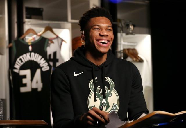 莱万：我经常带伤上场，肋骨骨折也硬撑；不着急决定未来（莱万：常带伤出战，肋骨骨折也硬扛；未来去向不急于决定）